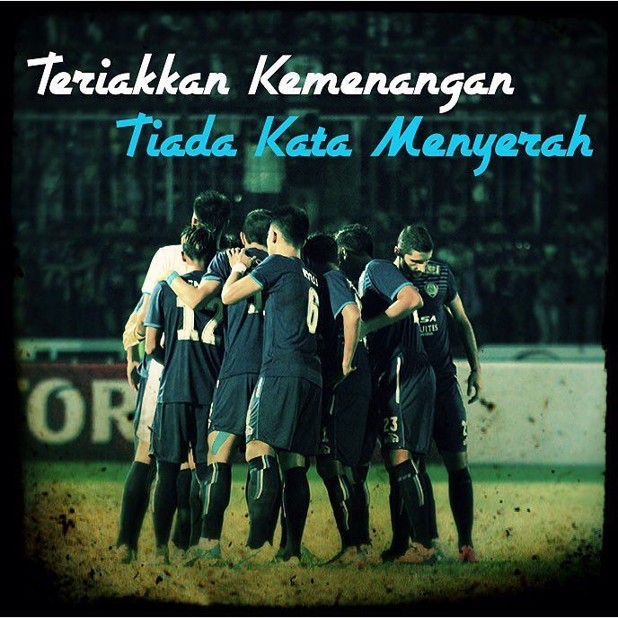 we_aremania's tweet photo. Satukan suara kita, untuk bumi Arema! 
Teriakkan kemenangan, tiada kata menyerah! #aremaday #percoyoopojaremilo #we… https://t.co/STEmDyAuH9