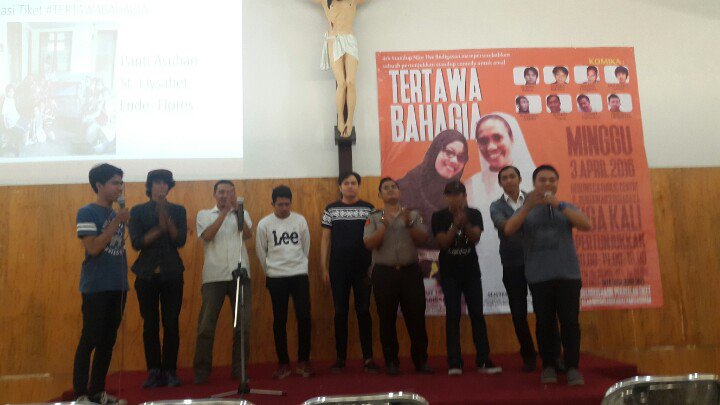Yak! Penghormatan dari kedelapan komika menandai berakhirnya sesi 1 #TertawaBahagia . Sampai jumpa di sesi kedua!