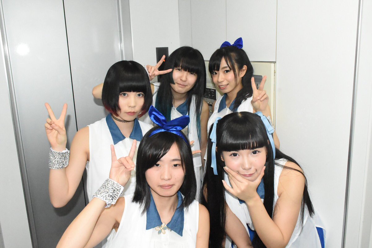 サンフェアリーズ公式アカウント このあとすぐライブです メンバーも少し緊張気味 O ﾟ ﾟ O Sunfairies出演15 35 物販16 00 当日メンバーtwitterをフォローして下さった皆様に無料チェキ T Co S5utk8gqyv Twitter