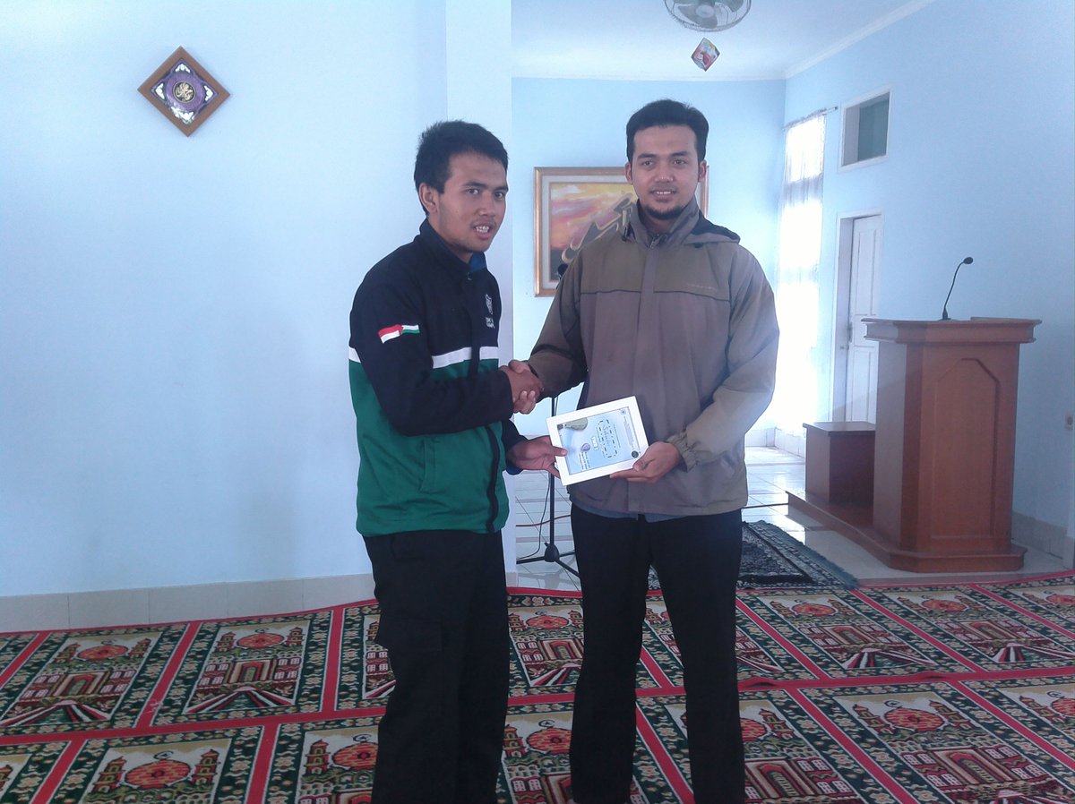 Pemberian plakat pada Ust.Suhendar oleh Sodara Kamal