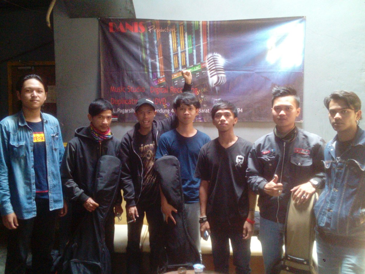 DanisMusic's tweet photo. Prepare road to hammersonic 2016 3 april @sandys cafe @official_DBOP @noiseblast_id @DanisMusic https://t.co/scZ02yzkRr