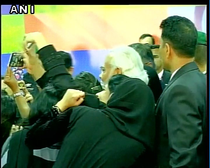 ANI's tweet photo. Riyadh: TCS employees take selfie with PM Narendra Modi #ModiInSaudiArabia https://t.co/DV0mmxpiKK