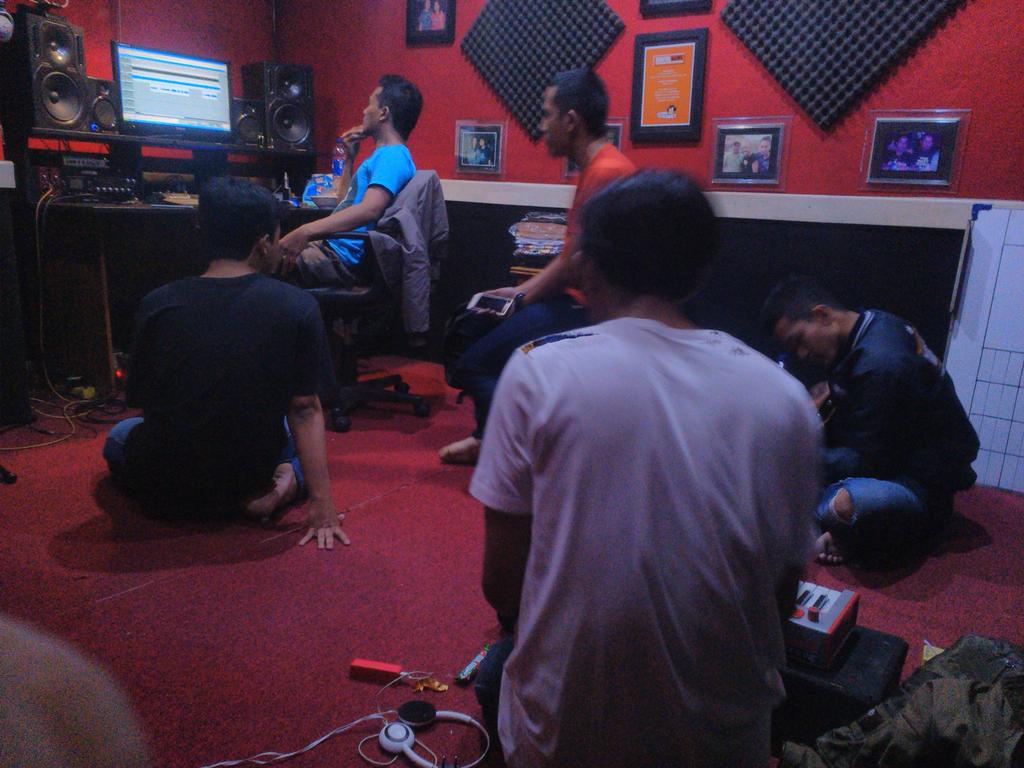 Take 1st Single #SosokPenyulutTerang. Thanks kang <a href="/Youlamlam/">Yulamlam</a> <a href="/sound_of_monkey/">SoundOfMonkey Record</a> :D #Poppunknotdead