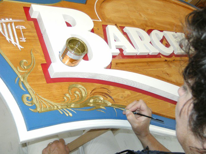 sascombigraf's tweet image. Présentation d&apos;une nouvelle enseigne peinte sur bois de mélèze gravé en relief   (visible dans notre atelier ).