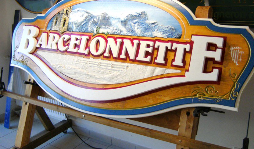 sascombigraf's tweet image. Présentation d&apos;une nouvelle enseigne peinte sur bois de mélèze gravé en relief   (visible dans notre atelier ).