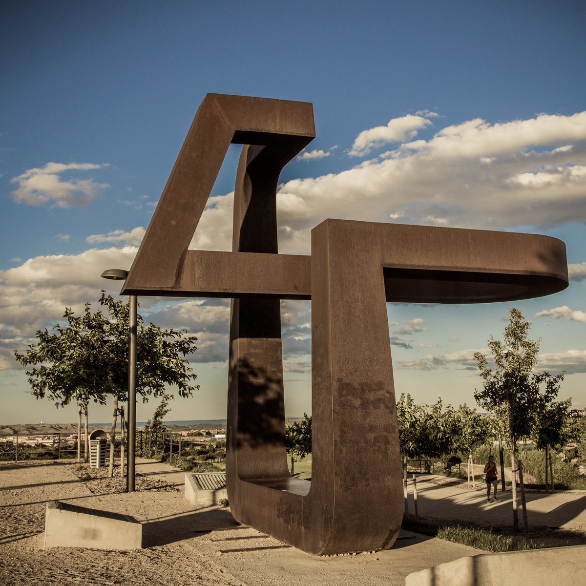 Buenos días parroquia
Trabajando en los espacios interiores, adelgazando la materia, para aumentar el volumen total