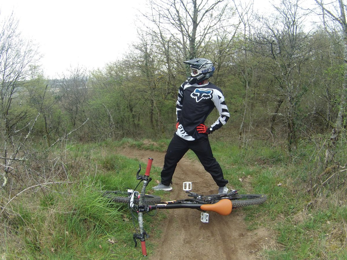 VincentVaz2's tweet photo. #PowerpuffYourself  #happy  #optimism  #Riders  #BigBossMan  #ready_for  #NoPainNoLaine  #enduro  #Forest  #gum https://t.co/AGOztgLptP
