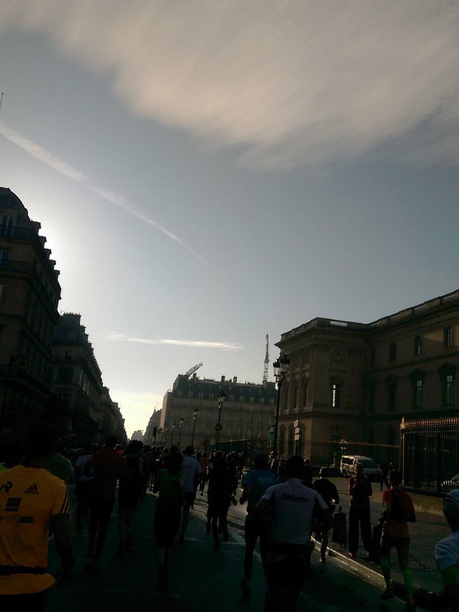 theocrlife's tweet photo. Just past the louvre. #ParisMarathon https://t.co/cvMp10vnmR