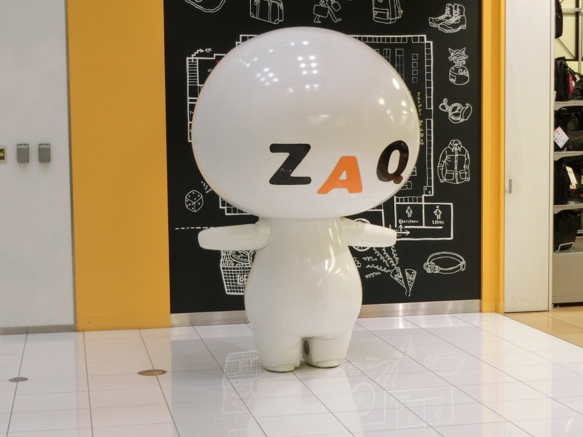 京都ロフト ざっくぅの写真をお届けいたします まずは 普通のざっくぅ 次はかわいい顔のアップ そして ピンッ と伸びた手 実はこれを狙っていた 最後に 意外と珍しい 横から撮ったざっくぅ ざっくぅ かわいいです