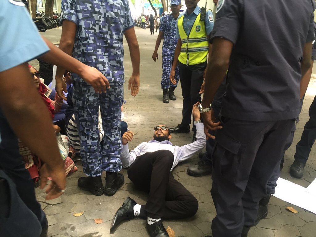 nooharris's tweet photo. Current situation at the capital city Male' in Sunny Side of life #protestfor freeMedia#haveeruNewsShuteddown https://t.co/obPjC4cs5d