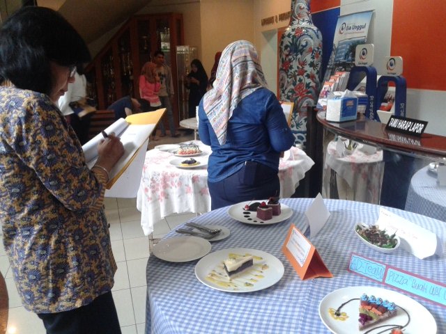 Gizi_EsaUnggul's tweet photo. Bu Tiur sbg Juri Lomba Penghidangan sdg menilai hasil penghidangan #NutritionFest16 @HMJGIZIUEU @UnivEsaUnggul https://t.co/MQ3ozdKX54