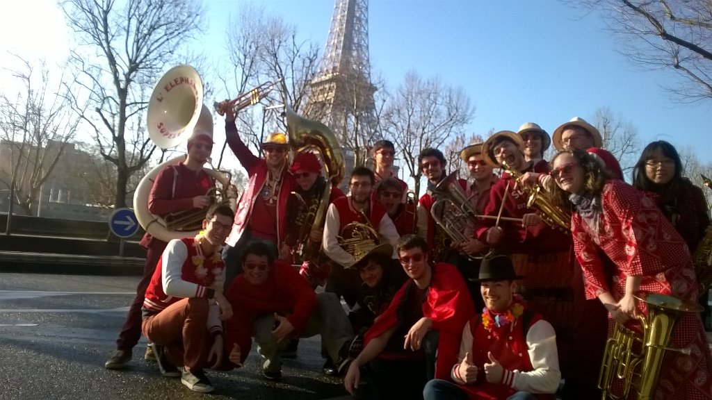 elephanfare's tweet photo. C'est parti pour le @parismarathon.On est chaud bouillant! On vous attend #fanfare https://t.co/ge2MAp1R2n