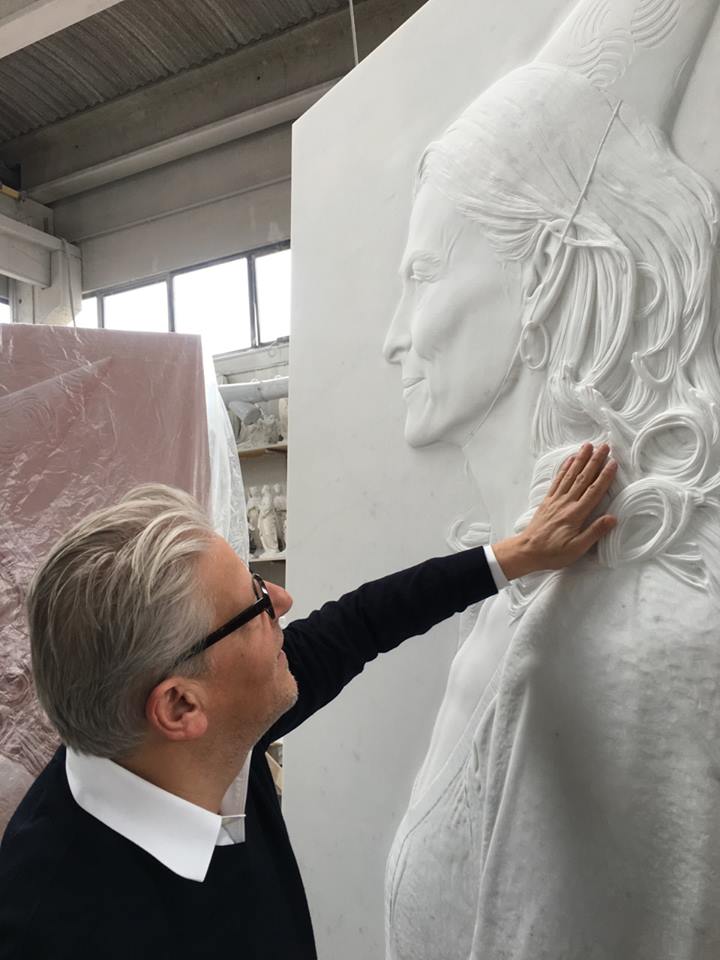 <a href="/AngelosJanFabre/">Jan Fabre</a> working today at Cave d’Arte Michelangelo in Carrara on his new series of marble sculptures >>