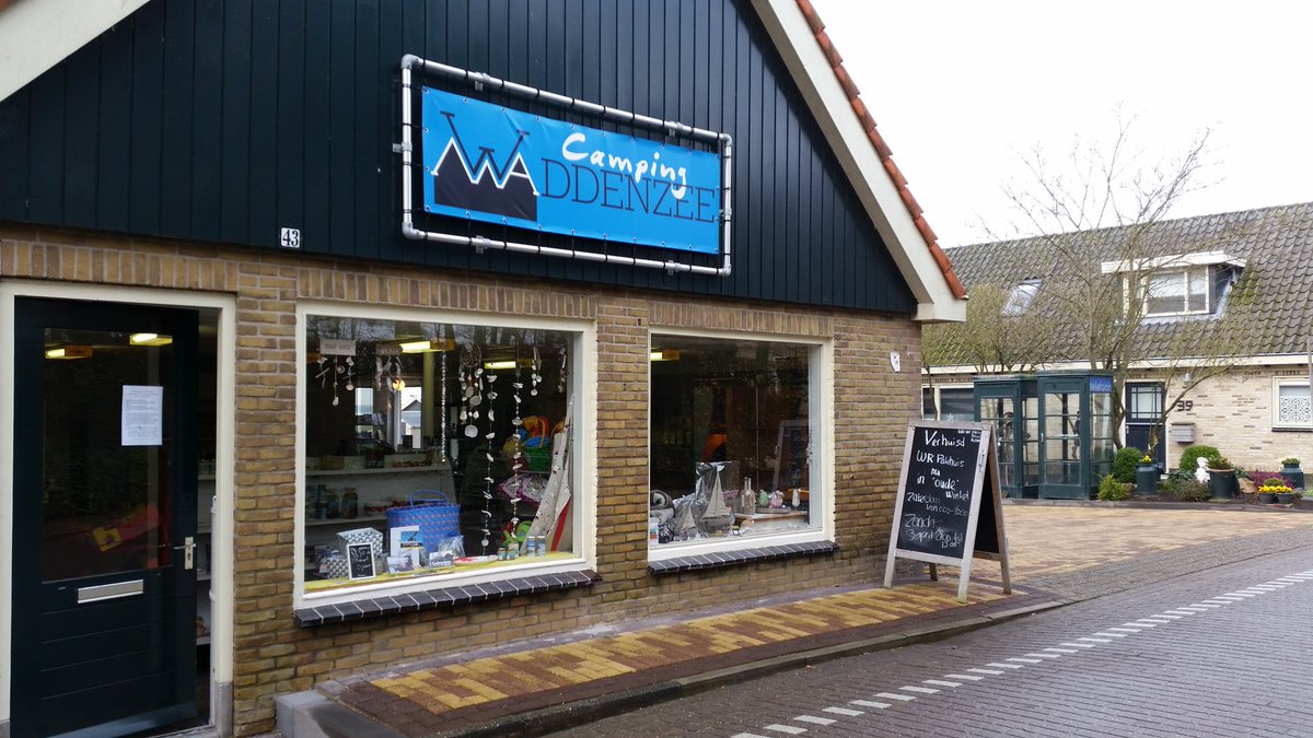 De #zon breekt door. Daarom is <a href="/WRpakhuis/">Wieringer Pakhuis</a> de winkel van Uit Eigen Streek op Westerland bij Café  Waddenzee open