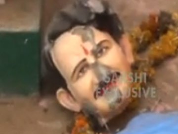 SakshiNews's tweet photo. #vangaveetimohanaranga #congressExmla వంగవీటి రంగా విగ్రహం ధ్వంసం 
https://t.co/VvYMxHldJH https://t.co/Sb86LN6RoH