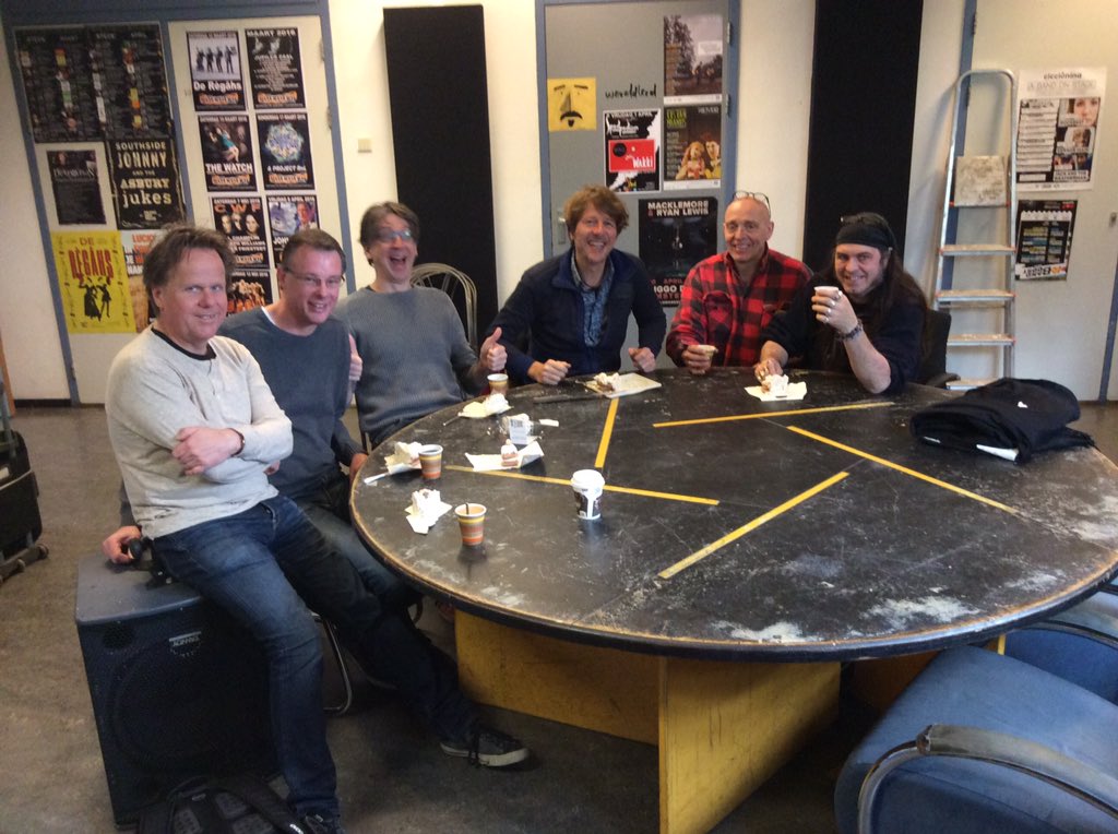 Taart eten met de kanjers van Doggie Bag, de band bestaat alweer 20 jaar! En nog steeds veel plezier zoals je ziet.