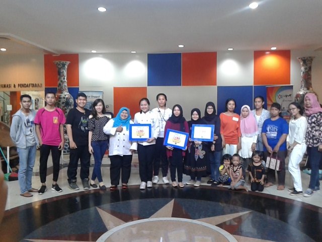 Gizi_EsaUnggul's tweet photo. Foto bersama seluruh peserta Lomba Penghidangan #NutritionFest16 @HMJGIZIUEU @UnivEsaUnggul https://t.co/tVyOaG7Pac
