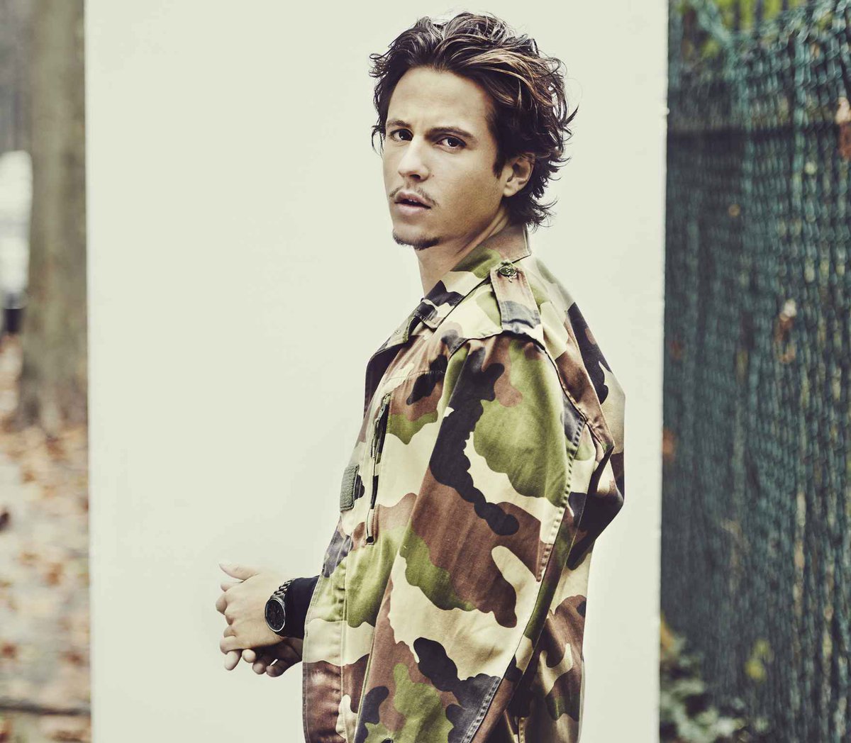 GossipRoomOff's tweet photo. 1 #RT = 1 bon anniversaire au chanteur Nekfeu qui fête ses 26 ans aujourd'hui ! 💪🎂🎤🎉🎈 https://t.co/IEqloqFrZz