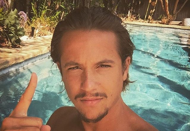 GossipRoomOff's tweet photo. 1 #RT = 1 bon anniversaire au chanteur Nekfeu qui fête ses 26 ans aujourd'hui ! 💪🎂🎤🎉🎈 https://t.co/IEqloqFrZz