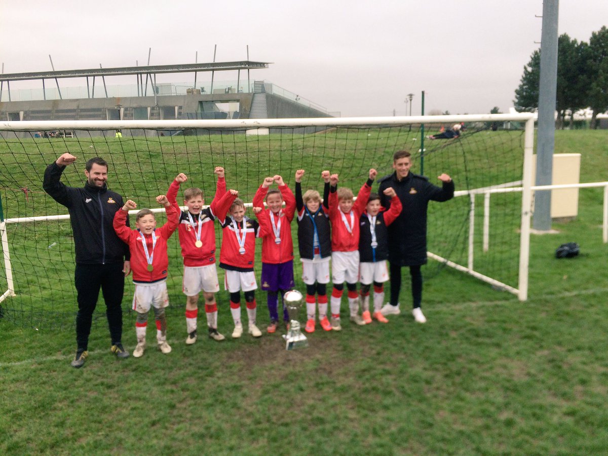jamiedunstan's tweet photo. On our way home from a fantastic trip to Paris and we are bringing the trophy home to #DRFC #under10s #ProudDad https://t.co/cCKl3wceWm