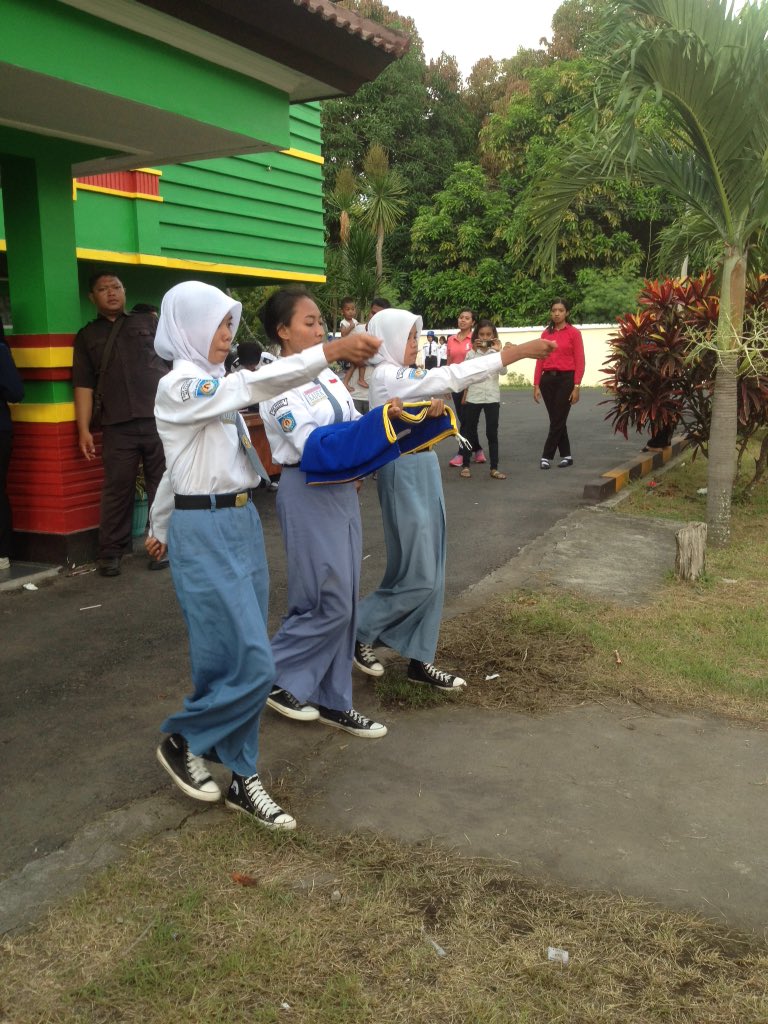 PaskibraMataram's tweet photo. Peserta ke-2 #LombaPengibaran #Segapaska2016 

SMKN 4 Mataram https://t.co/1qP03tXvZ3