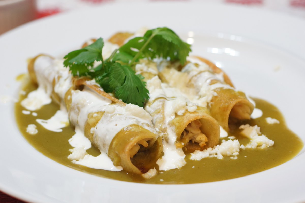 mestizomx's tweet photo. Enchiladas Verdes are tortillas filled with chicken, in a sauce of tomatillo #Enchilicious #EnchiladasFest 19-24 Apr https://t.co/RtvHUMriM9