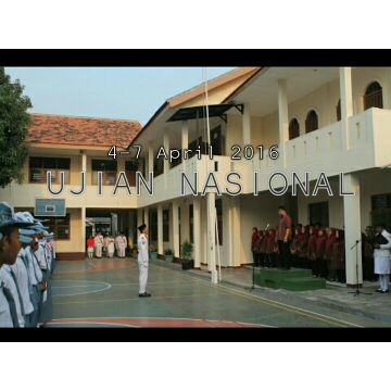 AzlNiza's tweet photo. Smngt UN'16. Suatu saat pasti akan rindu brdiri berpegel-pegel bersama dischoolyard seperti ini #LULUSUN2016 #SMKTSS https://t.co/h4Or3qxiNe