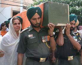 CestMoiz's tweet image. #ThoseThatWait
THIS is the photo that got me going.
Lt Kanavdeep Singh's mother carries her son one last time, 2003