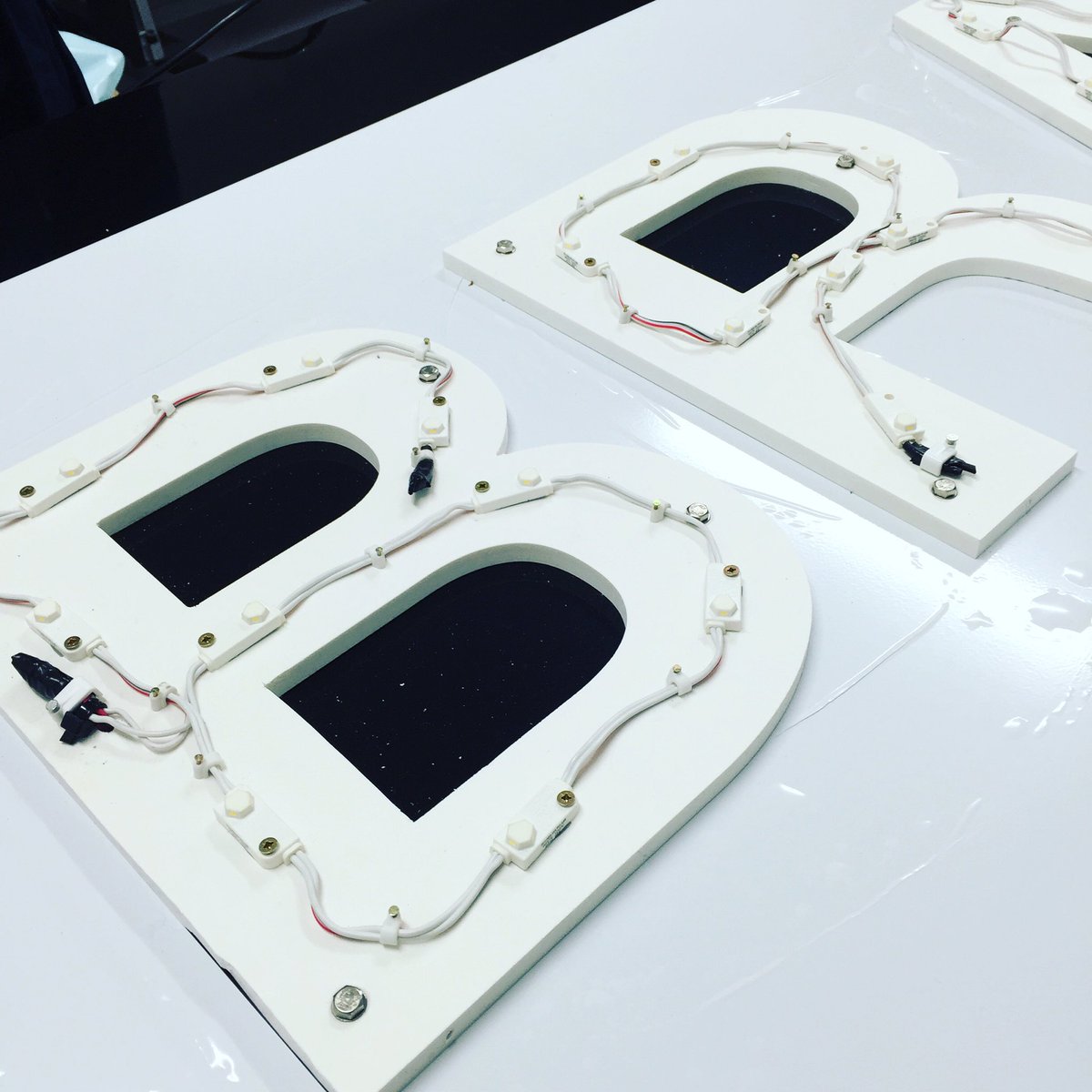 SmashSigns's tweet photo. Wiring up Built Up Signs Led Letters.
#sign #LEDs #builtupletters #signletters #signbox @SloanLED https://t.co/S7vsDrlZZE