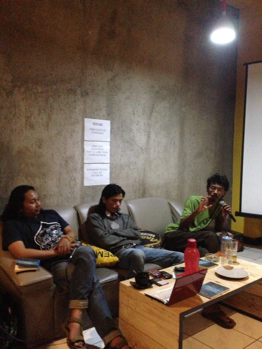 Peterjemah Borges, <a href="/lutfimardi/">Lutfi Mardiansyah</a> , sedang membicarakan sisi marketing penerbitan buku.
Kebeli kulkas ama motor euy! 😁