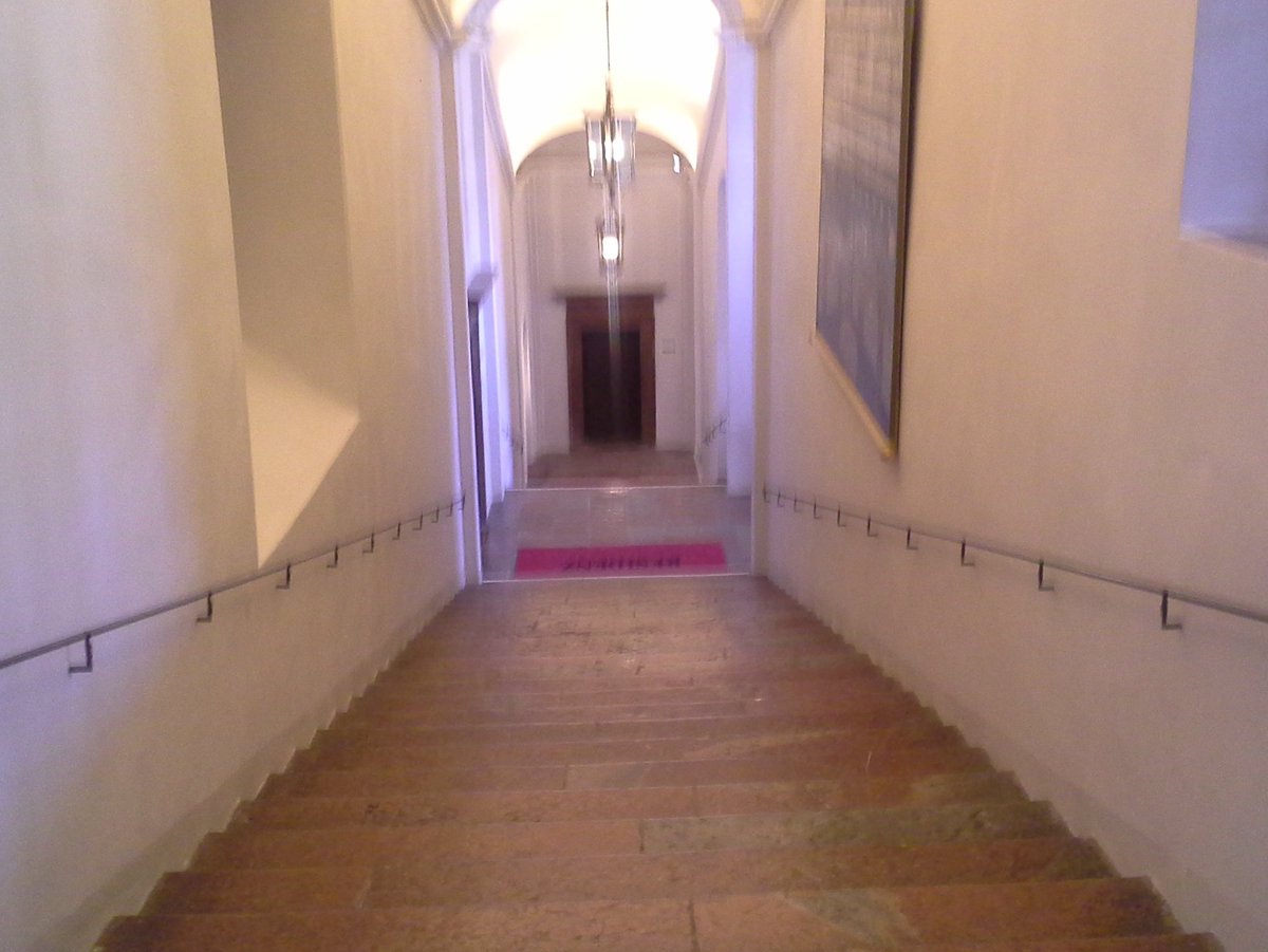 Wattesturm's tweet image. Und auf dieser bescheiden schmalen Stiege, verlassen wir das #DomQuartier wieder. Nach 1.3 Km Rundweg