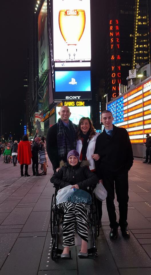 UCIEMResidency's tweet image. Hi @jimmyfallon #TeamLexi would love to see #TheTonightShow with  @melissamccarthy 
#PleaseHelpLexiJimmyFallon