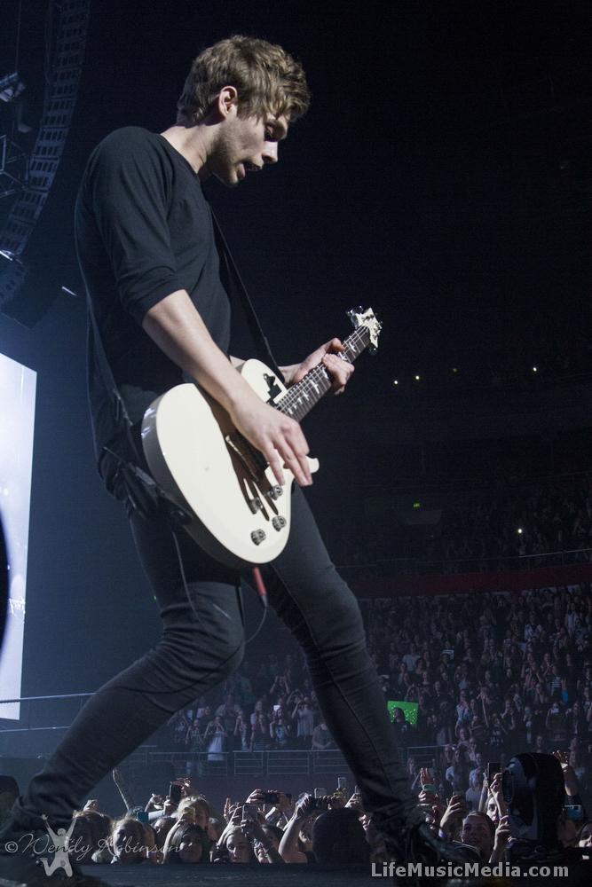 ethernalnamu's tweet photo. rt for luke! 

5SOSFAM SLAY
#iHeartAwards #BestFanArmy #5SOSFam https://t.co/5S8EIZY2Jb