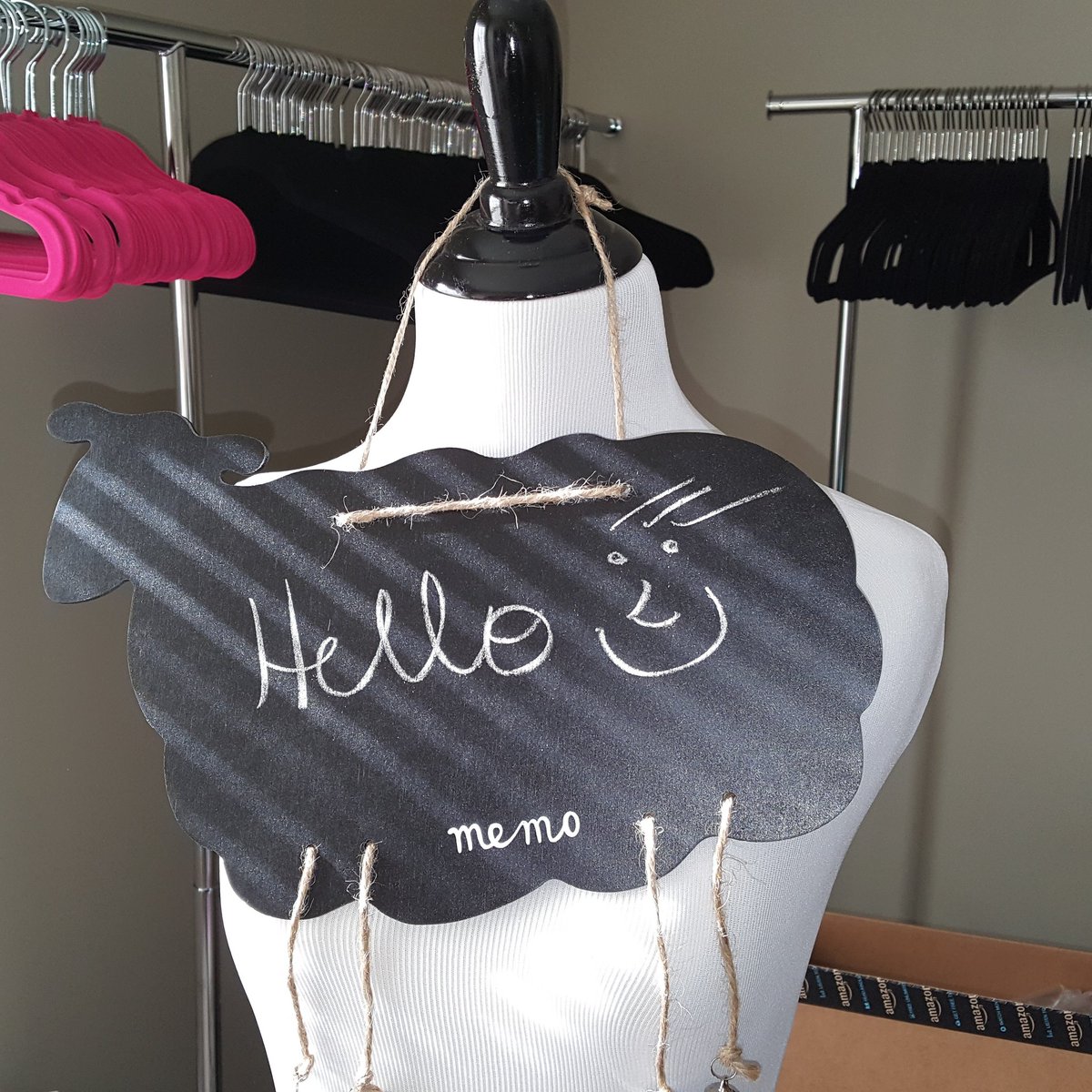 LuLaRoeASutphin's tweet photo. Look at this ADORABLE chalk board sign I got for a size marker for my pictures! #queuebie #lularoequeueclub https://t.co/wHV4gWRz9E