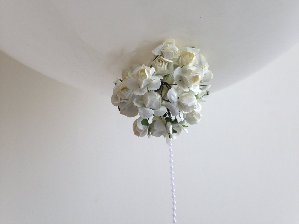 Big balloon matched with mini flowers &amp; pearls. #weddingballoons #weddinghour #brides #weddingdecoration #wedding