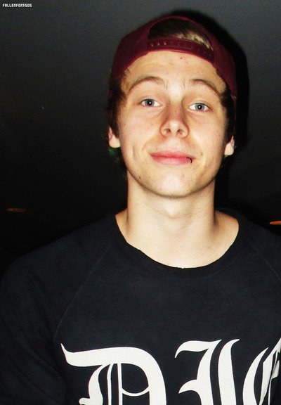 deluxecashton's tweet photo. ish this cutie.

5SOSFAM SLAY!

#5SOSFam #BestFanArmy #iHeartAwards https://t.co/vkvqUgww9H