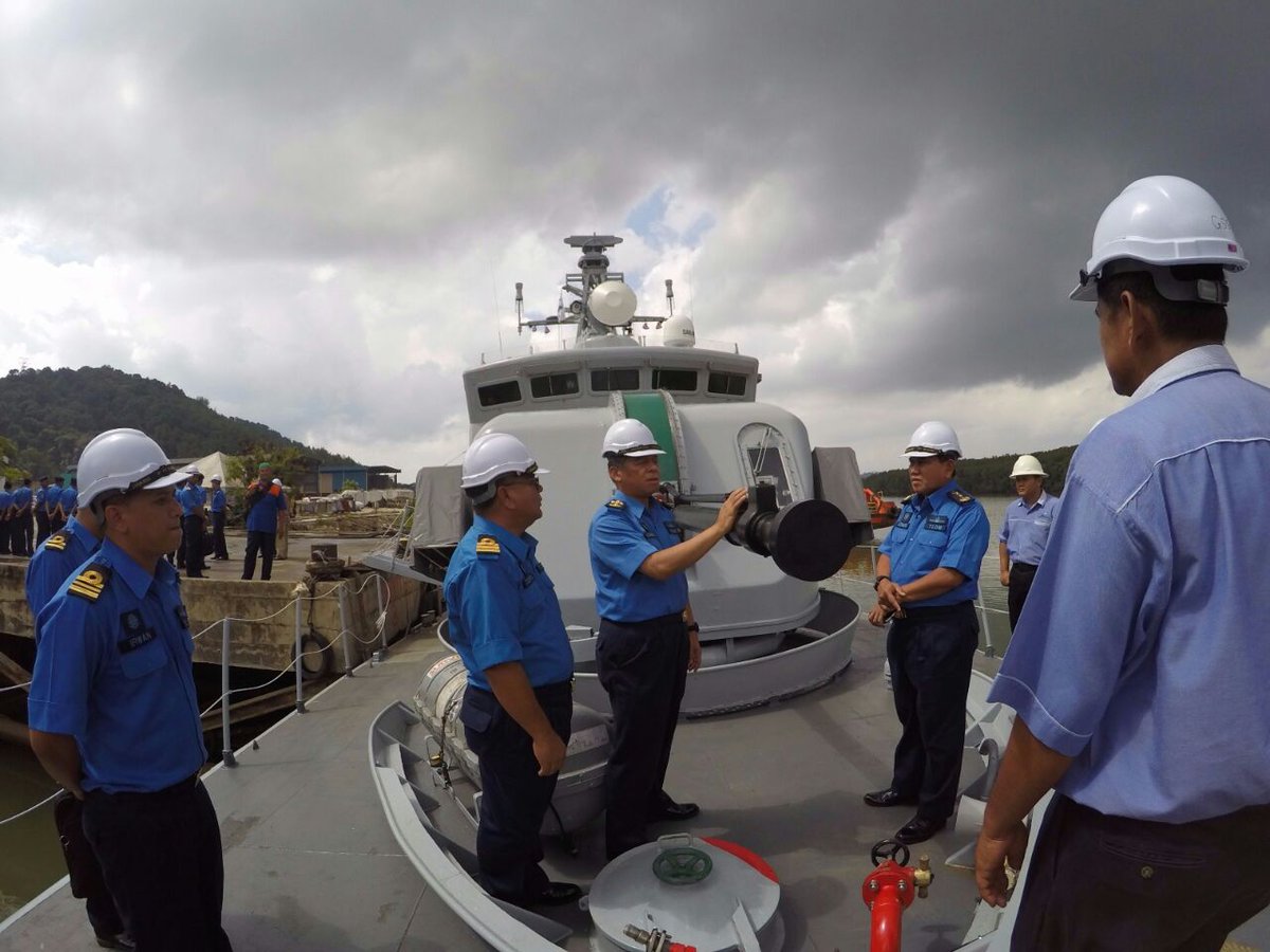 mykamarul's tweet photo. Meninjau kerja pembaikan KD HANDALAN di GSSB, Trengganu. Kemajuan kerja oleh Sykt tempatan cemerlang #Kesiapsiagaan https://t.co/KiyUkOyaCo