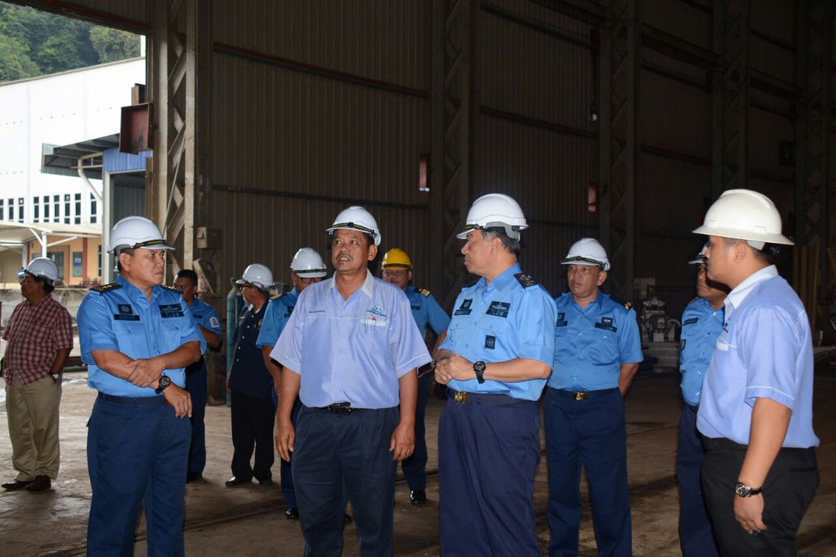 mykamarul's tweet photo. Meninjau kerja pembaikan KD HANDALAN di GSSB, Trengganu. Kemajuan kerja oleh Sykt tempatan cemerlang #Kesiapsiagaan https://t.co/KiyUkOyaCo