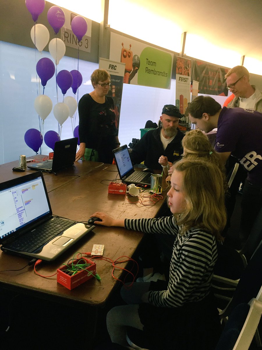 PetraOT's tweet photo. Dochterlief behoeft geen uitleg! #firsttechchallengefontys https://t.co/KPTHStYCXY
