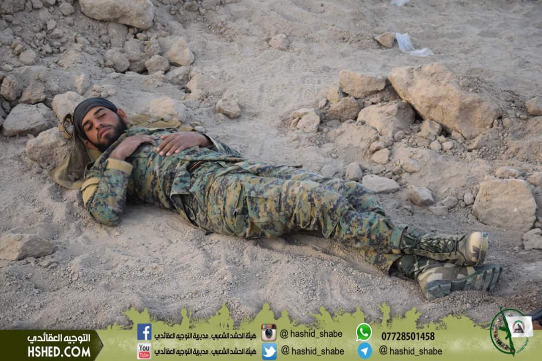 يفترش الأرض لينام عليها
بدلا عن فراش بيته
لكي ينعم أبناء وطنه وأهله
بالأمن والأمان
اللهم انصرهم
#الحشد_الشعبي_المقدس