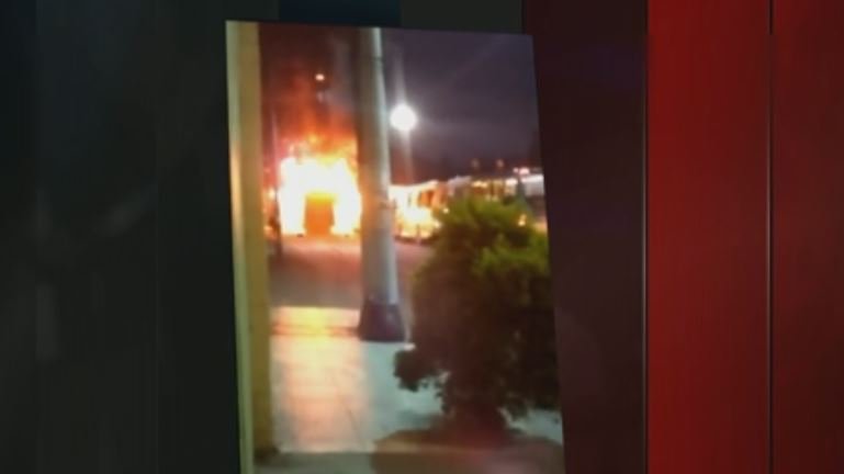 g1's tweet image. Manifestantes incendeiam 12 ônibus na noite deste sábado em Magé, RJ glo.bo/221lzxo