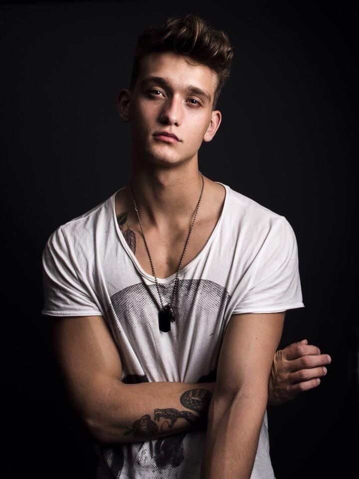 ScottMacCallRTW's tweet photo. Se busca Theo Raeken y Brett talbot  un RT? Gracias chicos https://t.co/rcVamCnB7t