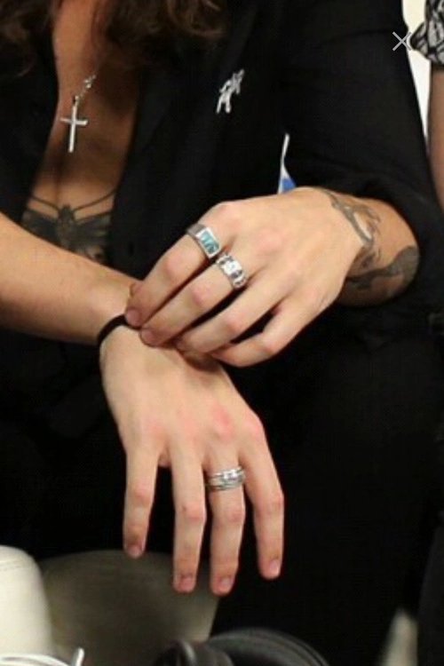 BasiaStergiou's tweet photo. Can we take a moment to appreciate Harry's hands, like for real
#HarryStyles #BestFanArmy #Directioners 
RT TO VOTE https://t.co/E1PTCNJ1XD
