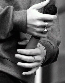 BasiaStergiou's tweet photo. Can we take a moment to appreciate Harry's hands, like for real
#HarryStyles #BestFanArmy #Directioners 
RT TO VOTE https://t.co/E1PTCNJ1XD