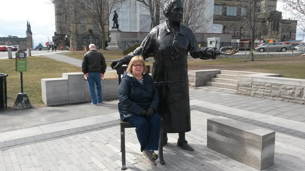 SharonTwigg1's tweet photo. Trying to behave like tourists in Ottawa!! https://t.co/KGdD0eLEwc