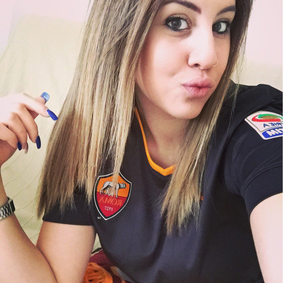 martinaradja4's tweet photo. ⚽️ #DerbydellaCapitale ❤️💛 https://t.co/UeeAVtq8xb