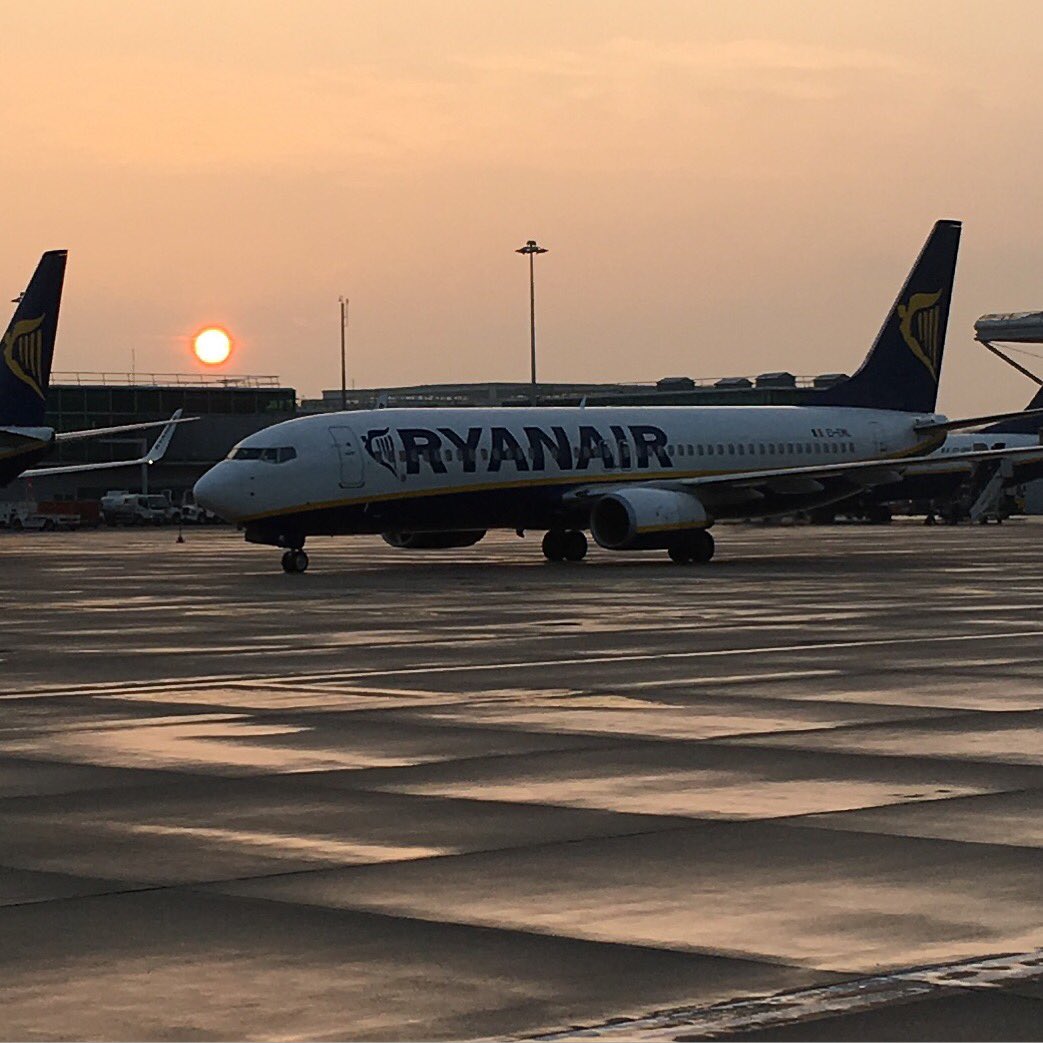 inedu's tweet photo. Amanece en el aeropuerto #Standset #London #sunrise https://t.co/9zH4G7e5LA