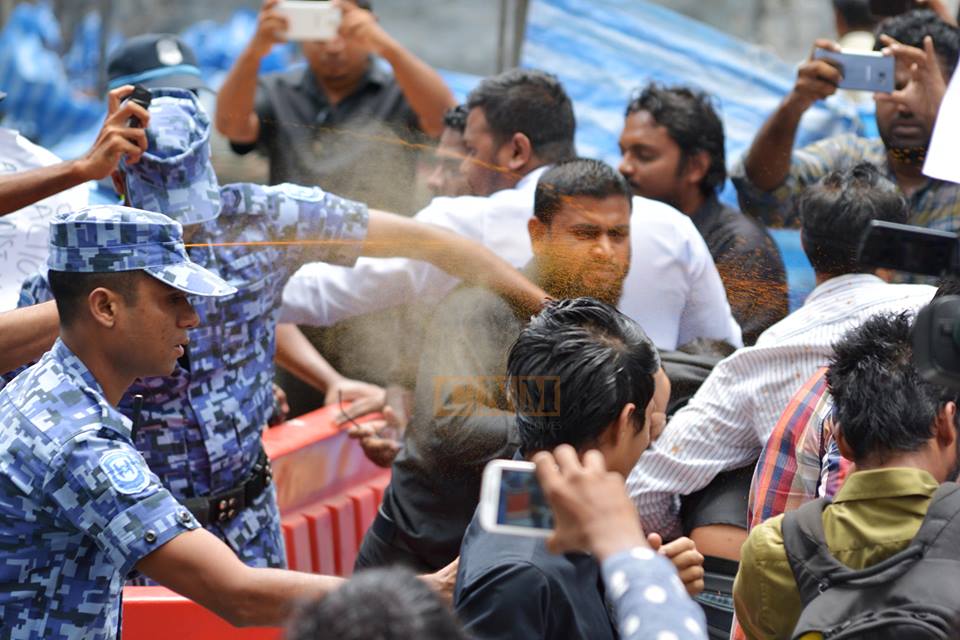 MohamedHamdhoon's tweet image. Lonumirus spray #MediaProtest Photo: CNM