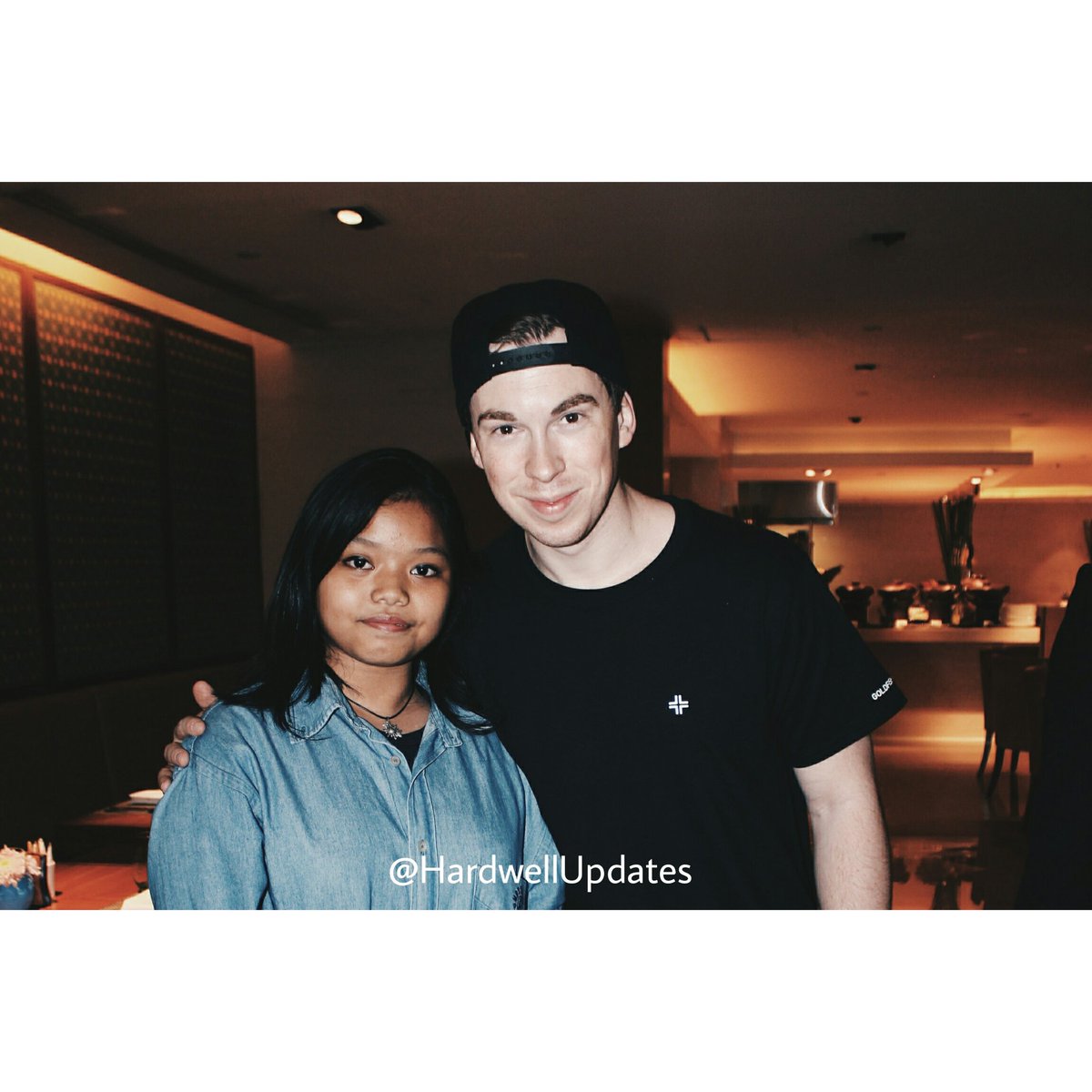 Here it is! Me and my spaceman! Thank you so much for the time <a href="/HARDWELL/">Hardwell</a> 😍 (PS: ignore my face!!)