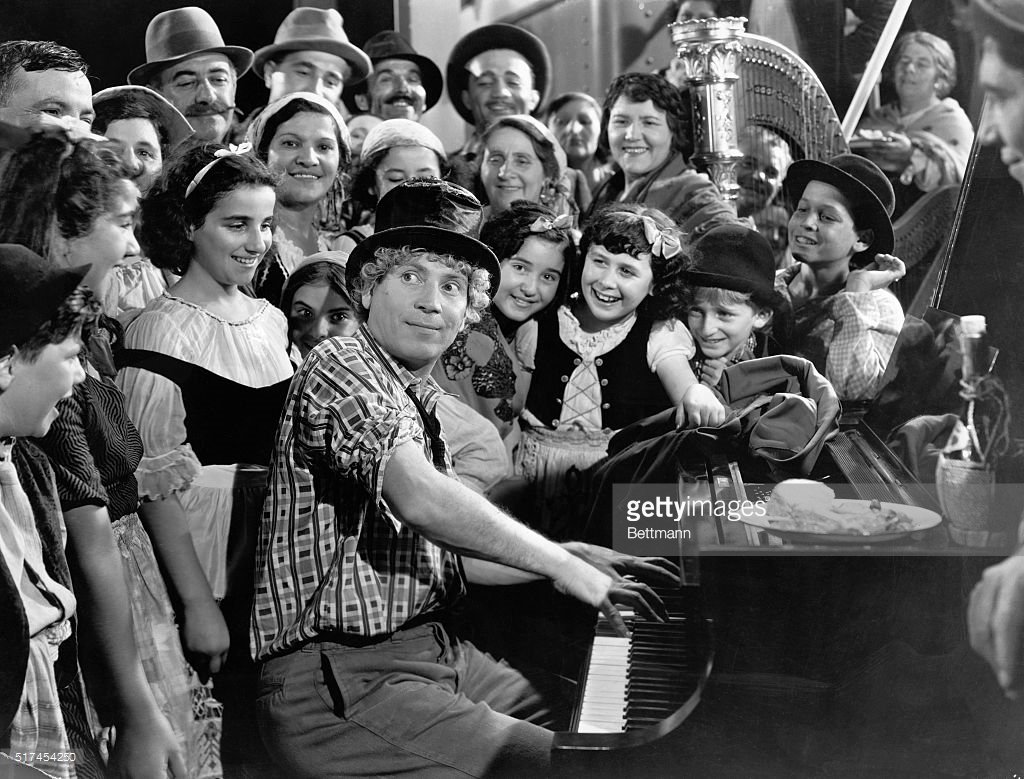 BrothersMWeb's tweet photo. #HaroMarx #TheMarxBrother plays the piano in a scene from their 1935 film, A Night at the Opera. https://t.co/7iLCf6X31p